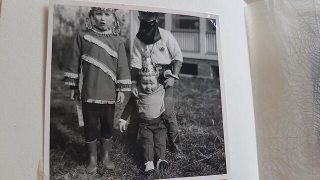 „Halt ihn fest!“

Ein schönes Foto sollte es werden, erinnert sich Christiane Schulte aus Zülpich. „Wir sollten uns  schön hinstellen. Das musste man damals noch. Die Anzahl der Bilder eines Films war limitiert und daher war man um ein „schönes“ Bild bemüht. Während mein Vater noch die richtige Einstellung suchte, hatte mein jüngster Brüder die Faxen schon dick und keine Lust mehr, schön da zu stehen. Er hat sich kurzerhand rückwärts fallen lassen und mein älterer Bruder hat ihn noch soeben aufgefangen. Mein Vater rief noch: Halt ihn fest. Ich hatte von allem nichts mitbekommen und mache ein leicht minderbemitteltes Gesicht. Was absolut nicht als Schnappschuss geplant war, wurde dann doch einer“, erzählt Christiane Schulte zu diesem alten Foto mit ihren Geschwistern, das seinerzeit in Koblenz entstand. | Foto: Schulte
