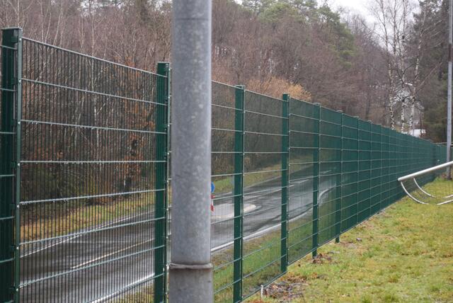 Der neue Zaun auf dem Sportplatzgelände in Altenherfen ist montiert