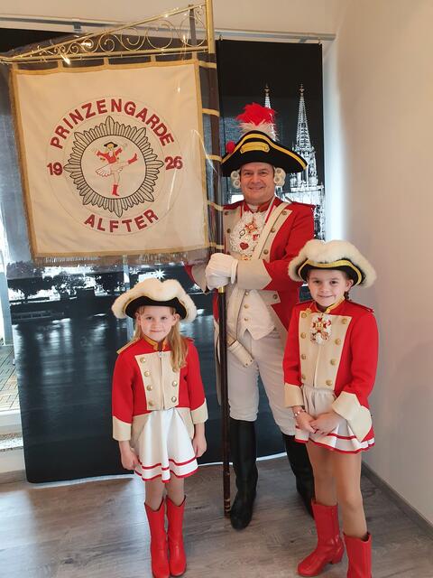 Fortsetzung Funkemariechen

...Irgendwann wurde mir dann klar, daß Funkemariechen-Uniformen doch eher was für Mädchen sind... Deswegen tragen diese nun meine Töchter und ich habe sie gegen die Uniform des Fahnenträgers der Prinzengarde Alfter getauscht.“ 
Schöne Grüße
Stefan Berghoff
 | Foto: Berghoff