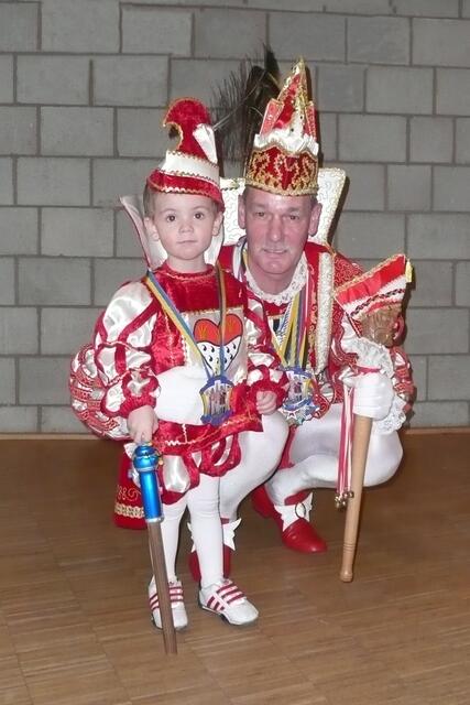 Wenn der Opa mit dem Enkel

„Liebe Redaktion, eins meiner Lieblingsfotos zeigt meinen Sohn und seinen Opa. Unser Opa war 2011 Prinz Karneval in Rheinbach und da mein Sohn seine Gene abgekommen haben muss, war es vollkommen klar, das  sein Enkel auch ein Ornat genäht bekommen hat. Bis heute sind beide noch aktiv im Karneval tätig, der Große als Kommandant, der Kleine als Trommler....“, schreibt uns Claudia Falkenberg aus Schwerfen zu ihrem Lieblingsbild. | Foto: Falkenberg