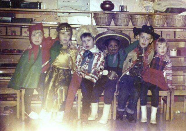 Cowboy aus Köln

Martin Irnich lebt heute in Haltern am See, erinnert sich aber gerne an seine Kindergarten-Zeit zurück, in "St. Pantaleon im Kölner Karneval 1962". Martin Irnich (2.v.r.) wohnte von 1957 bis 1975 im Kölner Pantaleonsviertel in der Altstadt Süd:
"Zu der Zeit wurde der Kindergarten noch von Ordensschwestern geleitet. Es herrschte ein strenges, aber auch herzliches Regime", schreibt der damals kleine Cowboy uns seine Erinnerung zu unserem "Kostümball".
 | Foto: Irnich