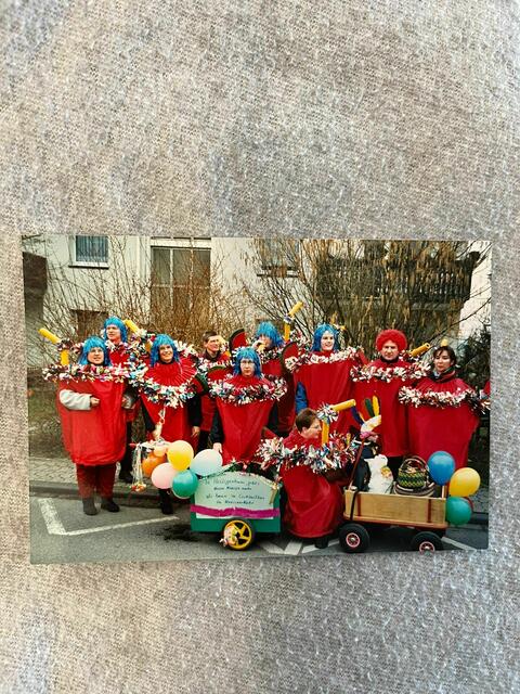 Nicht nur Kegeln, sondern auch Karneval erlebt Dorothee Neeb aus Overath mit ihrem Kegelclub. Einmal verkleideten sich diese als Cocktails. Ein anderes Mal als Weinreben und dafür wurden stundenlang Ballons ans Kostüm genäht.  | Foto: Neeb