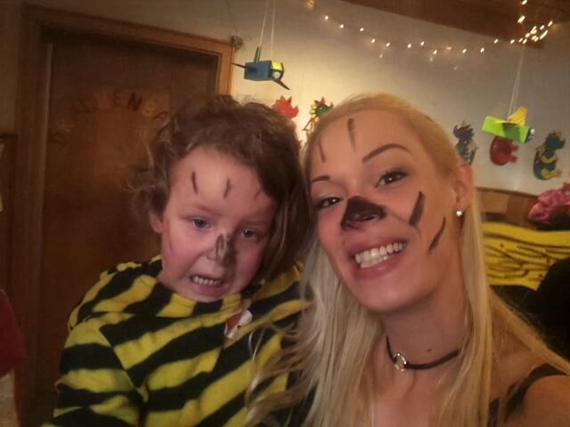 Gerne erinnern sich Mira (8) und Marika Kleber aus Overath an den Karneval in der Kita Zauberkiste. Mira, die aufgrund einer Erkrankung kaum sprechen kann, aber alles versteht, war besonders von den Feuerwehrmännern begeistert. Das passende Video dazu wird mehr als einmal angeschaut. | Foto: Kleber