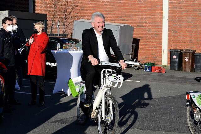 Minister Pinkwart testet die Bergischen e-Bikes | Foto: Horst Nauen