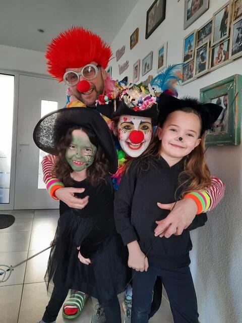 Trotzdem jeck

Familie Walendy aus Euskirchen war im vergangenen Jahr sehr traurig, dass der Straßenkarneval komplett ausfiel. „Wir haben trotzdem eine Karnevalswanderung gemacht“, schreibt Mama Alexandra Walendy. Die Kinder hat es gefreut. Umso enttäuschter waren sie, als sie erfuhren, dass der Straßenkarneval in diesem Jahr wieder ein prominentes Opfer der Corona-Pandemie geworden ist. | Foto: Walendy