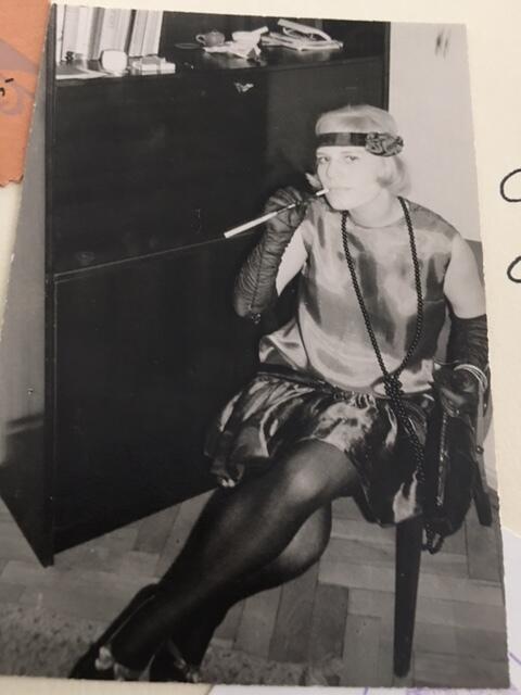 Ein Charleston-Kostüm ist Hildegard Frentzen aus Leverkusen in bester Erinnerung geblieben. Damit besuchte die damals angehende Medizinisch-Technische-Assistentin 1965 den Medizinerball.
 | Foto: Frentzen