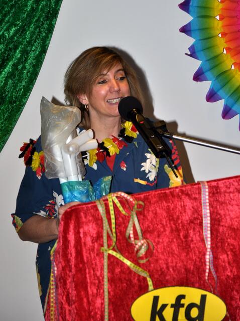 Als Lia Gebauer aus Moitzfeld bei ihrer Rede bei der KFD Moitzfeld ein Zelt aufbauen musste, kullerten die Zeltstangen einfach in die Musikgruppe. Das sorgt natürlich für großes Gelächter. | Foto: Gebauer