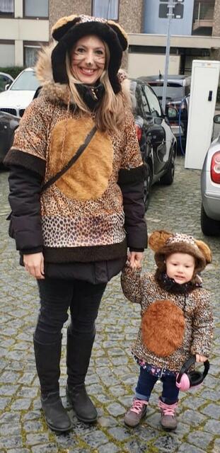 Von „familiärem Raubkatzenalarm“ berichtet Elke Schilde aus Bergisch Gladbach. Mit zwei Freundinnen zieht sie seit 1992 mit selbst genähten Kostümen an Weiberfastnacht zum Voiswinkler Zug. Auch die Kinder zogen beim tierischen Rudel mit.  | Foto: Schilde