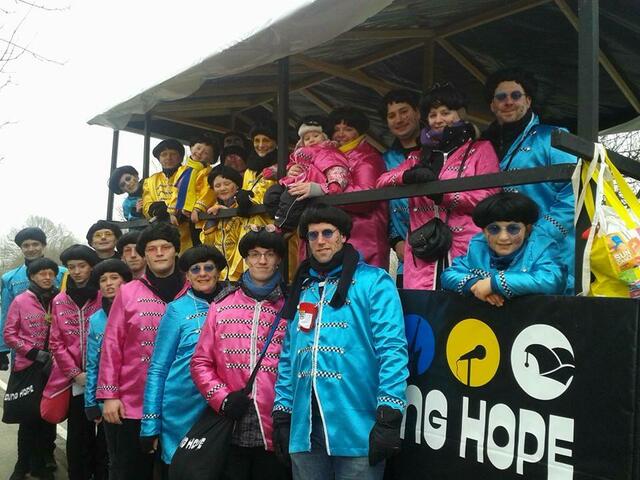 Young Hope Alaaf!

Der Verein „Young Hope Chor &amp; Band Eitorf“ nimmt traditionell am Eitorfer Rosenmontagszug teil. Immer mal wieder auch mit Liveband auf einem Wagen, die Fußgruppe läuft und singt dann dahinter. Im Jahr 2015 hat man sich am Album „Sgt. Pepper´s Lonely Hearts Club Band“ der legendären Beatles orientiert und die Kostüme in den Vereinsfarben umgesetzt. „Wir singen in diesem Jahr Alaaf ein bisschen stiller und freuen uns schon darauf, 2024 zum dritten Mal in unserer dann 50-jährigen Vereinsgeschichte das Prinzenpaar von Eitorf zu stellen“, heißt es vom Verein. | Foto: Young Hope
