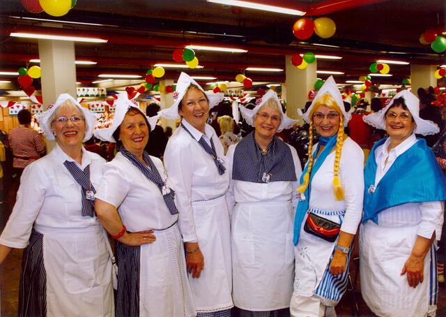 Die Meisjes von der Eisenachstraße

Die Damen des Kegelclub „Klaafbozze“ aus Niederpleis kamen 2010 auf ihrer Kegeltour nach Amsterdam auf die Idee, sich bei der Damensitzung der DKG Herzblättchen als Holländerinnen zu verkleiden. Gesagt - getan. „Wir kauften die Kopfbedeckungen in Amsterdam und hatten damit schon bei der abendlichen Bootsfahrt sehr viel Spaß“, erinnert sich Monika Ley. | Foto: Klaafbozze