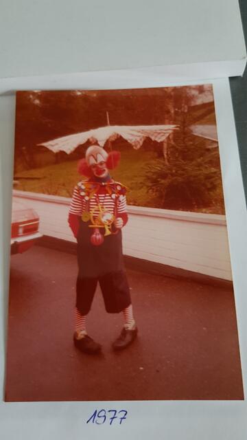 Obwohl sie eigentlich nie Clown werden wollte, hatte der Papa von Stefanie Knauf aus Overath, ihr 1977 doch ein Clownkostüm verpasst. | Foto: Knauf