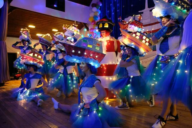 Ahoi und Alaaf! Kreuzfahrt der DKG 

Wenn das nicht "jeck" und wunderschön ist! Gerda Heuskel sandte für die DKG Vergißmeinnicht Braschoß ein Bild von 
Weiberfastnacht 2018: "Die jecken Wiever der DKG Vergißmeinnicht 1933 gingen zu ihrem 85-jährigen Jubiläum vor ausverkauftem Saal auf närrische Kreuzfahrt. Den Höhepunkt der traditionellen Sitzung an Weiberfastnacht bildete eine imposante Schiffsparade. Ein stimmungsvoller Abschluss vor begeistertem Publikum: Festlich geschmückte und beleuchtete Schiffe folgten dem Ruf ihres Leuchtturms mit Präsidentin Beate Löbach-Neff in den sicheren Hafen", erklärt Gerda Heuskel. Als Schiffe waren mit dabei: Petra Dresen, Gerda Heuskel, Heidi Lukas, Tabea Neff, Marlene Ohligschläger, Christiane Pohl, Hanni Schnippering, Caroline Stelley, Margret Trompetter (†), Gertrud Uzunoff, Heike Waldmann, Sarah Waldmann und Evelyn Wolter.
Gerda Heuskel: "Die Kostüme wurden von Alt-Präsidentin Heidi Lukas geschneidert. Die Schiffshüte waren Eigenkreationen der einzelnen Damen." Na dann: Ahoi und Alaaf! | Foto: Heuskel