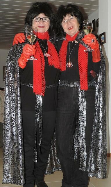 Heidi und Gertrud (Gertrud Heck, Schlebusch) sind gut befreundet. Da ist es klar, dass sie auch Karneval gemeinsam feiern. 2015 waren sie als „Spinnenfrauen“ unterwegs.  | Foto: Heck