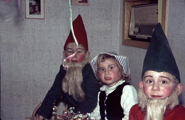 „Im Ortsteil Sand aufgewachsen und heute noch aktiv, wurden wir, Franzl, Susanne (Susy) und Reimund Hartinger von unsren Eltern an Karneval immer toll verkleidet“,  schreibt Reimund Hartinger. Perücken und Bärte, wurden aus Hanf angefertigt und dann gefärbt.  | Foto: Hartinger