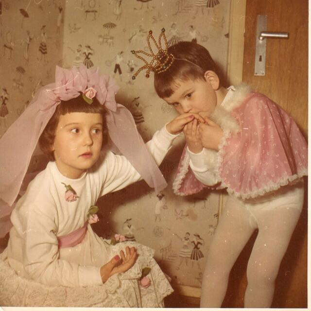 Von Märchen bis Cantz

Barbara Hausmann aus Troisdorf hat für unseren "Kostümball" den Bogen von 1962 bis in die 2000er gespannt: "Das erste Foto zeigt meinen Bruder und mich vor 60 Jahren im Kindergarten in Bonn, das Thema war Märchen", erklärt sie. Und die Troisdorferin blieb jeck, "Cantz" schön jeck, um genau zu sein...
 | Foto: Hausmann