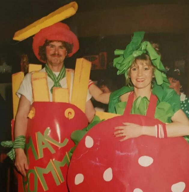In den 80er Jahren verkleideten sich Doris und Klaus Dreistein aus Rösrath als Frittentüte und Hamburger. Die Kostüme waren jedoch nicht „autogeeignet“ und so musste sich das Paar bei der Ankunft vor dem Saal in Köln erst einmal umziehen. Als sie dann in den Sitzungssaal kamen, trafen sie auf festlich gekleidete Damen und Herren. Ein Blick auf die Eintrittskarte zeigte, sie waren vier Wochen zu früh angereist, denn die Kostümsitzung, zu der sie wollten, fand entsprechend später statt.  | Foto: Dreistein
