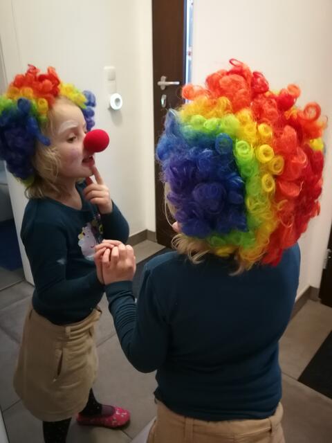Der kleine Clown

Die kleine Helena Kuckertz (damals 4 Jahre alt) war sehr traurig, weil Karneval im vergangenen Jahr weder auf der Straße, noch in der Kita gefeiert werden konnte. „Da habe ich mich entschlossen, sie zu Hause feiern zu lassen“, schreibt uns ihre Mutter Magdalena Kuckertz. Die Idee kam gut an. „Meine Tochter hat sehr gerne mitgemacht und gleich mehrere Outfits ausprobiert. Das schönste von allen war der Clown“, findet ihre Mutter. In diesem Jahr wird Helena übrigens Prinzessin. | Foto: Kuckertz