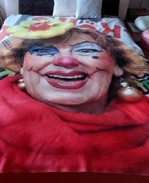 Darum: "Meinem Mann hat dieses Foto so gut gefallen, dass ich es für ihn auf eine Kuscheldecke drucken ließ. Diese Decke liegt seitdem als Tagesdecke auf seinem Bett, so dass - trotz Corona - Karneval für uns allgegenwärtig ist", erklärt Doris Wolfer und fügt im Hinblick auf das Foto und ihren Mann hinzu: "Der Beweis, dass es wichtig ist, Spaß zusammen zu haben. Wir sind jetzt schon fast 35 Jahre verheiratet!"
 | Foto: Wolfer