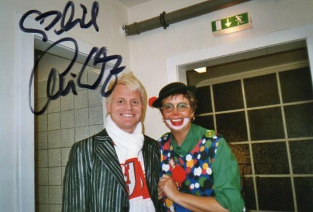 ... denn 2005 ließ sie sich im Sartorysaal in Köln mit Guido Cantz fotografieren. "Im Jahr darauf traf ich ihn auf einer anderen Sitzung in Troisdorf wieder. Ich hatte das Foto dabei und er war so freundlich, mir auf diesem Bild sein Autogramm zu geben", erinnert sich Barbara Hausmann. | Foto: Hausmann