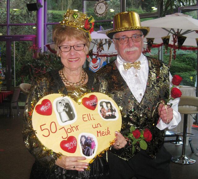 Besonders gut erinnert sich Eleonore Franke aus Bergisch Gladbach an den 24. Februar 2017. Denn an diesem Karnevalsfreitag feierten Eleonore und Michael Franke ihre goldene Hochzeit. Und als Mitglieder der Heedkamper Mädche un Jonge, wurde natürlich im Karnevalskostüm gefeiert. Als „Goldpaar“ ging es dann beim Gladbacher Zug mit.  | Foto: Franke