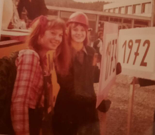Im Karneval lacht das Glück

Martina Lange aus Engelskirchen: "Im Jahr 1974 ging ich mit meinen Freunden im Rosenmontagszug in Engelskirchen mit. Meine Freundin Marlene als Bauarbeiter und ich als Schulkind. Es ging um das Motto bevorstehende Neubauten Schule und Krankenhaus. Wir waren jung und es war eine unbeschwerte, schöne Zeit. Die Mädelsfreundschaft besteht bis heute. Mit meinem damaligen Freund Klaus, wir haben uns übrigens an Weiberfastnacht 1973 kennen gelernt, bin ich seit fast 45 Jahren verheiratet. Der Karneval hat uns Glück gebracht. | Foto: Lange