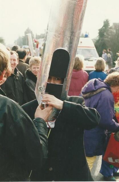 Melodisch bekloppt

Bei Christa Gast aus Neunkirchen spielt die Musik hier: "Vor 25 Jahren wurde der Neunkirchener Kirchenchor 100 Jahre alt, und die Sänger nahmen das zum Anlass, nach einer längeren Pause wieder einmal am Rosenmontagszug teilzunehmen – als Orgelpfeifen. Denn die damalige Orgel in unserer Kirche pfiff beinahe aus dem letzten Loch, und wir wollten darauf aufmerksam machen, dass wir eine neue Orgel brauchen. Bis tatsächlich eine neue Orgel kam, dauerte es fast 20 Jahre. Aber wir hatten damals unseren Spaß, wie man auf dem Bild vielleicht sieht: ich gönnte mir sogar zwischendurch einen „Kurzen“, zu der Zeit eine Seltenheit, weil ich nach der Geburt unserer Tochter meinte, immer einen klaren Kopf behalten zu müssen. Als unser 2. Vorsitzender 2011 als grüner Prinz im Neunkirchen-Seelscheider Karneval regierte, begleiteten ihn die Sänger brav als Frosch-Chor, und ich mittendrin. Auch meine ganze Familie war mit dabei und wir haben es genossen.  Anlässlich des 120-jährigen Bestehens und weil einer unserer Bässe zum Dreigestirn gehörte, beteiligte sich „mein“ Kirchenchor als Tanzbären-Truppe im Rosenmontagszug. Wie gerne wären wir jetzt anlässlich des 125-jährigen Jubiläums wieder mit im Zug gegangen! Flötekies! Vielleicht verschieben wir das Jubiläumsjahr und holen das im nächsten Jahr nach.

Christa Gast
 | Foto: Gast