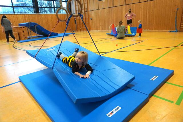 Beim Eltern-Kind-Turnen an Weiberfastnacht in der Mehrzweckhalle Glessen kamen die Kinder im Kostüm.  | Foto: Andrea Floß
