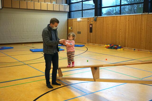 Beim Eltern-Kind-Turnen des TSV Glessen entwickeln Kinder mit liebevoller Unterstützung der Eltern und qualifizierten Übungsleitern ihre Fähigkeiten.  | Foto: Andrea Floß