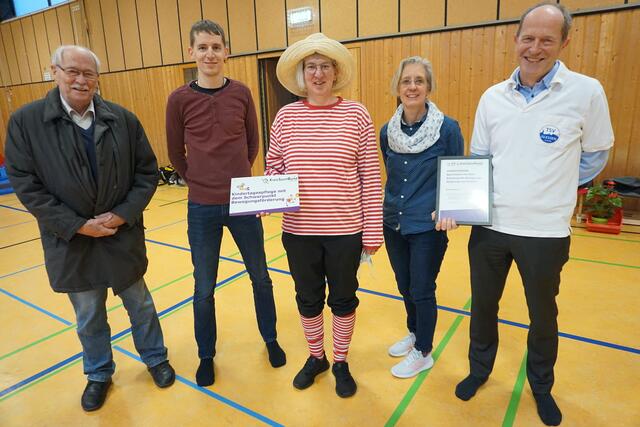 Harald Dudzus und Marcel Kessel vom Kreissportbund mit Tagesmutter Ulrike Effertz, Heike Sasse und Richard Beckschulte vom TSV Glessen.  | Foto: Andrea Floß