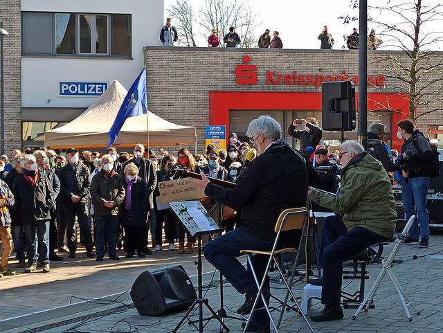 „Blowing In The Wind“: Das Senioren-Duo Vorgebirge, Peter Tourné (links) und Alfons Fischer-Reuter, sangen unter anderem den bekannten Bob Dylan-Klassiker. | Foto: Frank Engel-Strebel