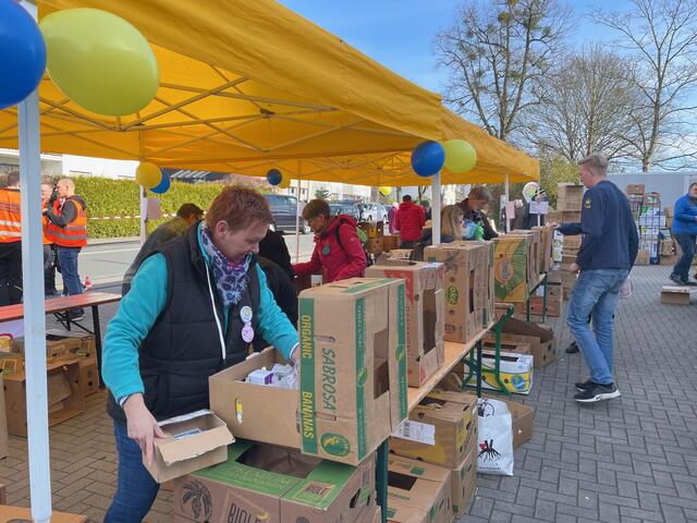 Die abgegebenen Spenden werden sortiert. Foto: Ulrich Gürster