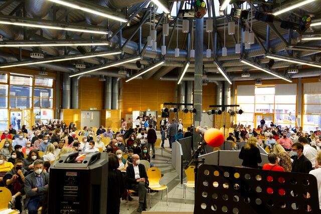 Das Publikum wartet auf den Auftritt der Big-Band der Musikschule La Musica. "Der Band", wie sich die Big Band selber nennt, startet gleich durch. | Foto: Paula Grimmert