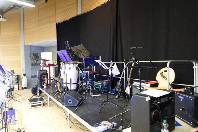 Ruhe vor dem Auftritt. Alles ist vorbereitet und gerichtet. Gleich legt die Big-Band der Musikschule La Musica los.  | Foto: Paula Grimmert