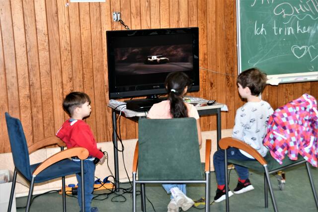 Einfach spielen - ukrainische Kinder an einer gespendeten Playstation | Foto: ASB Bergisch Land e.V.