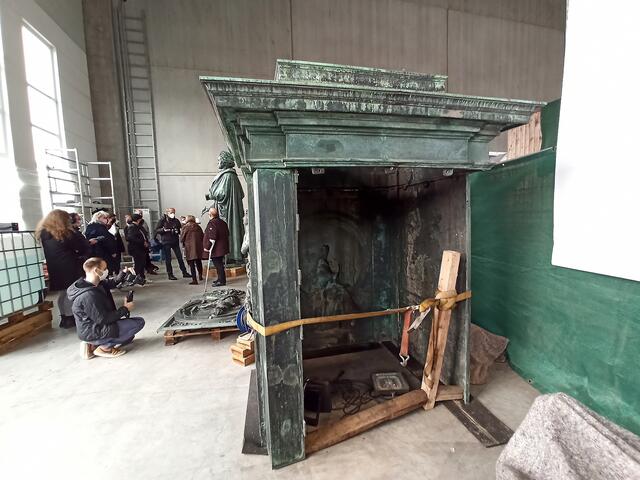 Der geöffnete Sockel hielt für die Experten manche Überraschung bereit. | Foto: fes