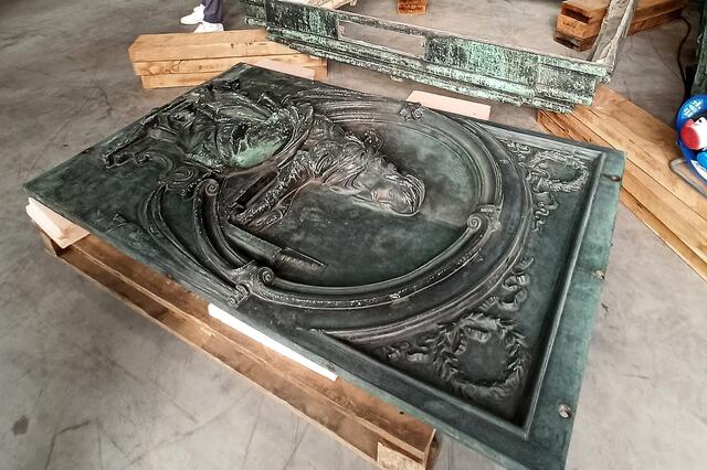 Detail einer der Reliefplatten des Sockels | Foto: fes