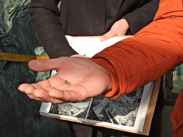 Teilweise waren auch noch Spuren des Zweiten Weltkrieges am und im Denkmal zu finden. | Foto: fes