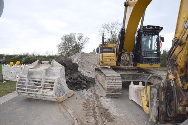 Die Brückenrampe auf Bliesheimer Seite ist mit Schutt angefüllt und dient als "Parkplatz" für Geräte.