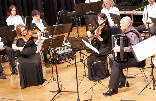 Als Gäste dabei: das Trio Arccordion mit Angelina Abadjieva und Amrei Collmer, beide Violine, und Alexander Pankov, Akkordeon.