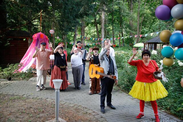 Im neuen Filmprojekt der Theatergruppe „Villa Paletti“ begleitet ein buntes Völkchen den Hauptdarsteller Graf Alessandro auf seiner weiten Reise. | Foto: Detlef Szillat