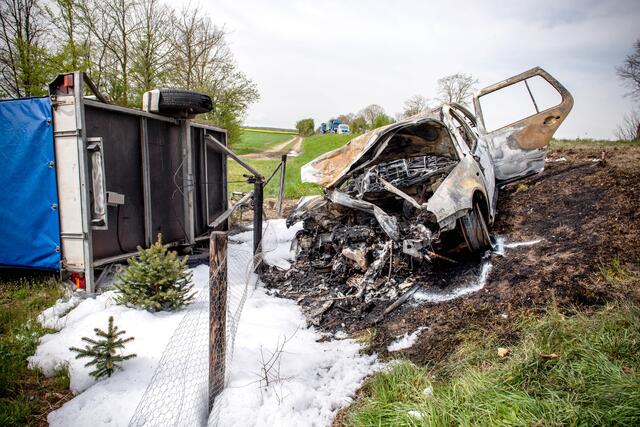 In Höhe des Siedlerwegs kam es auf der L495 bei Gymnich zu einem heftigen Pkw-Unfall mit drei zum Teil schwer verletzten Personen - ein Pkw brannte vollständig aus.