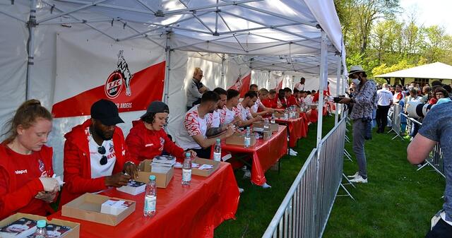 Autogrammstunde der FC-Profis | Foto: Horst Nauen
