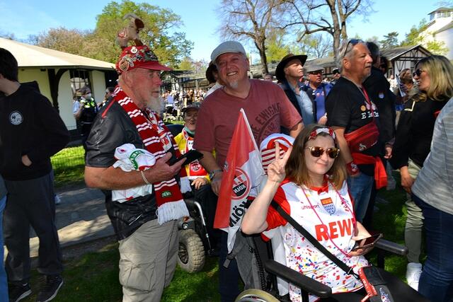 FC-Fans vor der Autogrammstunde | Foto: Horst Nauen