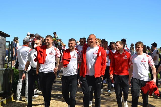 Die Frauen-  Herren Mannschaft des FC kommen | Foto: Horst Nauen