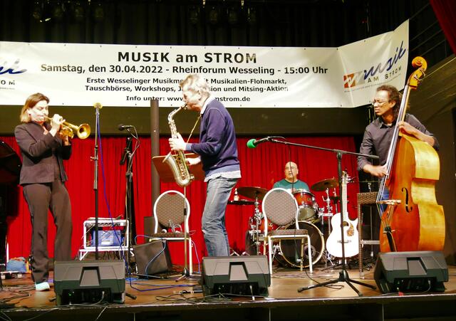 Jam Session zum Abschluss mit Susanne Riemer, Trompete, Martin Arnold, Saxophon..., Isi Sánchez Marcelo, Schlagzeug, und Patrick aus Brasilien, Kontrabass.  | Foto: Anita Brandtstäter