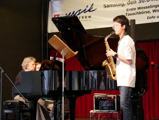 Ein Schüler der Musikschule Emotio, der sich gleichzeitig am Klavier und am Saxophon präsentierte.  | Foto: Anita Brandtstäter