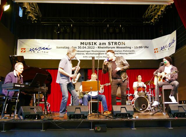 "Meine Liebe, meine Stadt, mein Verein" - Micky Nauber mit einer ganz besonderen und einmaligen Band.  | Foto: Anita Brandtstäter