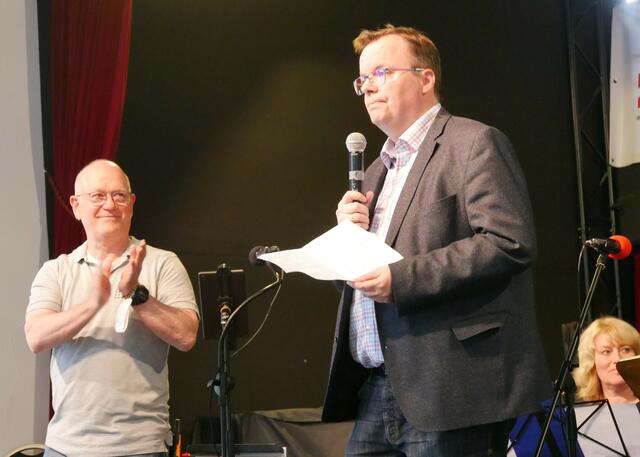 Stephan Rodtmann, Vorsitzender der Bürgerstiftung, und Helge Herrwegen, stv. Bürgermeister, eröffneten die erste Wesselinger Musikmesse.  | Foto: Anita Brandtstäter