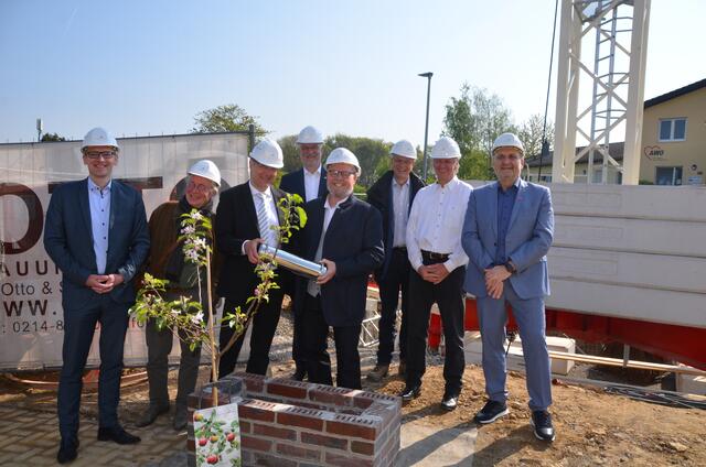 Große Runde bei der Grundsteinlegung (v.l.): Hans Peter Wollseifer, Präsident des Zentralverbands des Deutschen Handwerks, Thomas Braun, Vorstand der Kreishandwerkerschaft Bergisches Land, Reiner Irlenbusch, stellvertretender Kreishandwerksmeister, Willi Reitz, Kreishandwerksmeister, Garrelt Duin, Hauptgeschäftsführer der Handwerkskammer zu Köln, Marcus Otto, Hauptgeschäftsführer der Kreishandwerkerschaft Bergisches Land, Achim Culmann, Vorstand der Kreishandwerkerschaft und Nicholas Kirch, Geschäftsführer der Kreishandwerkerschaft Bergisches Land. Foto: ak