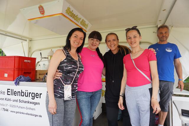 Integration auf Kölsch: Anastasia und Andreas Grewe mit drei Helferinnen aus der Ukraine am Getränkestand von "Glessen läuft".  | Foto: Andrea Floß